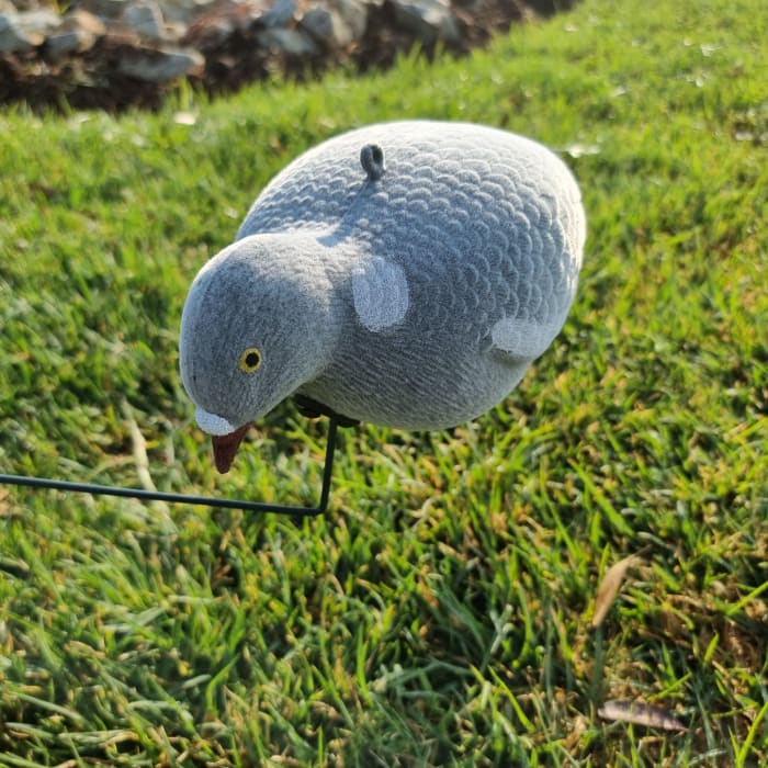 Pigeon Decoy - Three Rotating Pigeons (Requires Batteries) - Image 2